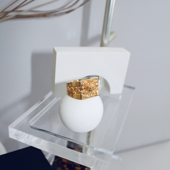 VERSACE Gold Western Barocco Signet Ring - Picture 3 of 9